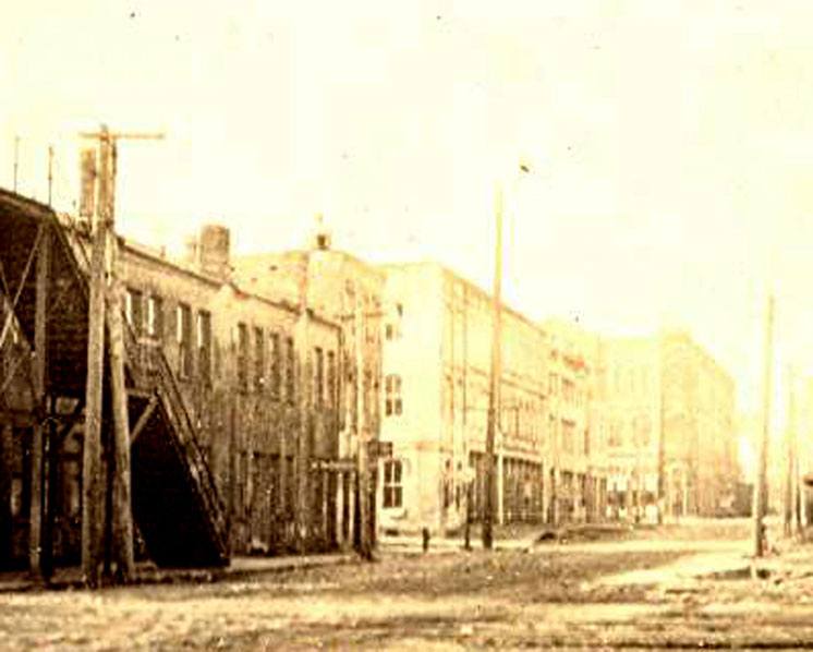 An old photo from 1865 of the building that is now the Vendue hotel